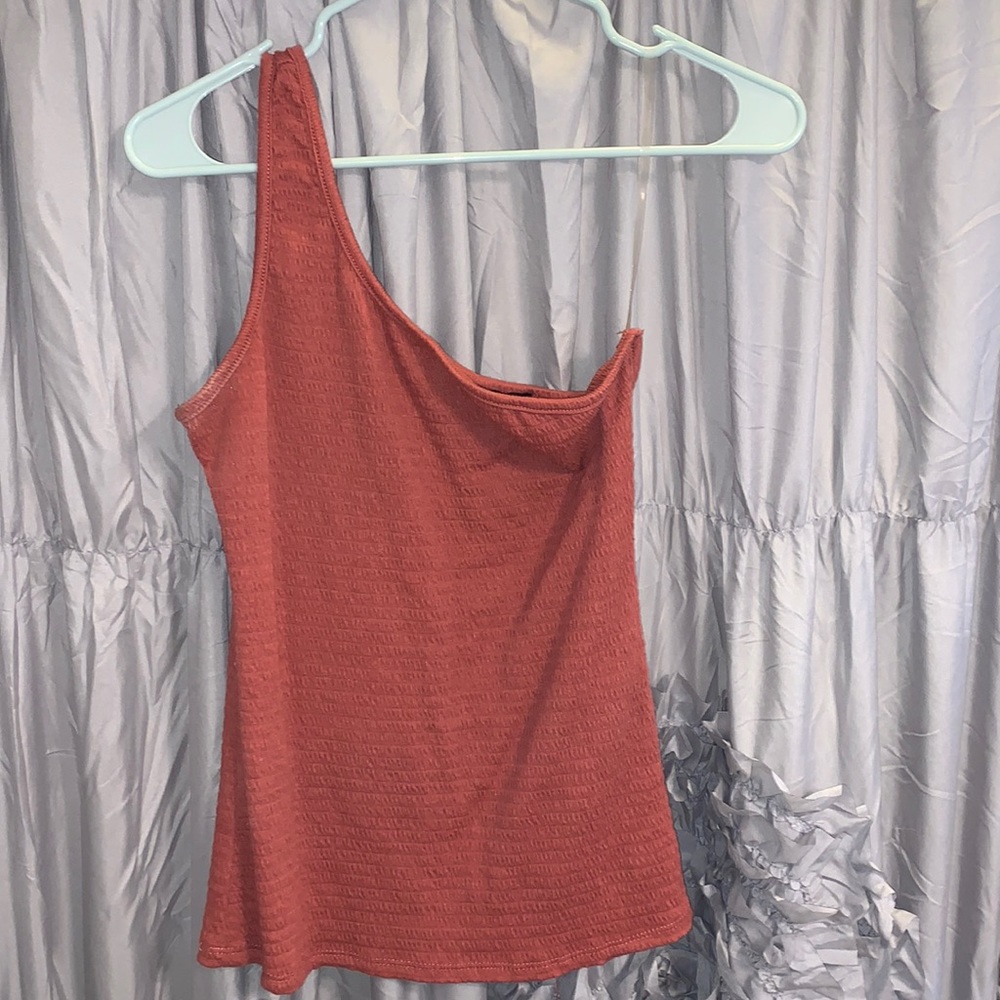 Timing one shoulder tank